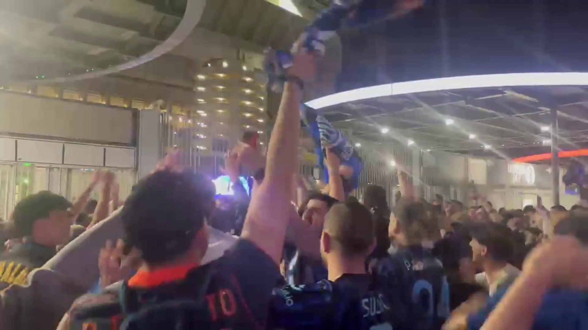 Inter campione d'Italia, &egrave; festa fuori da San Siro