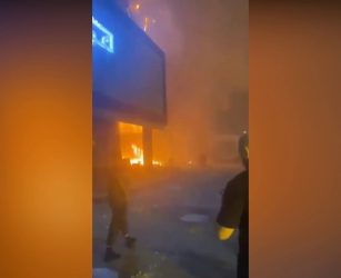 Libia, tifosi incendiano gli uffici del governo di unit&agrave; nazionale a Tripoli