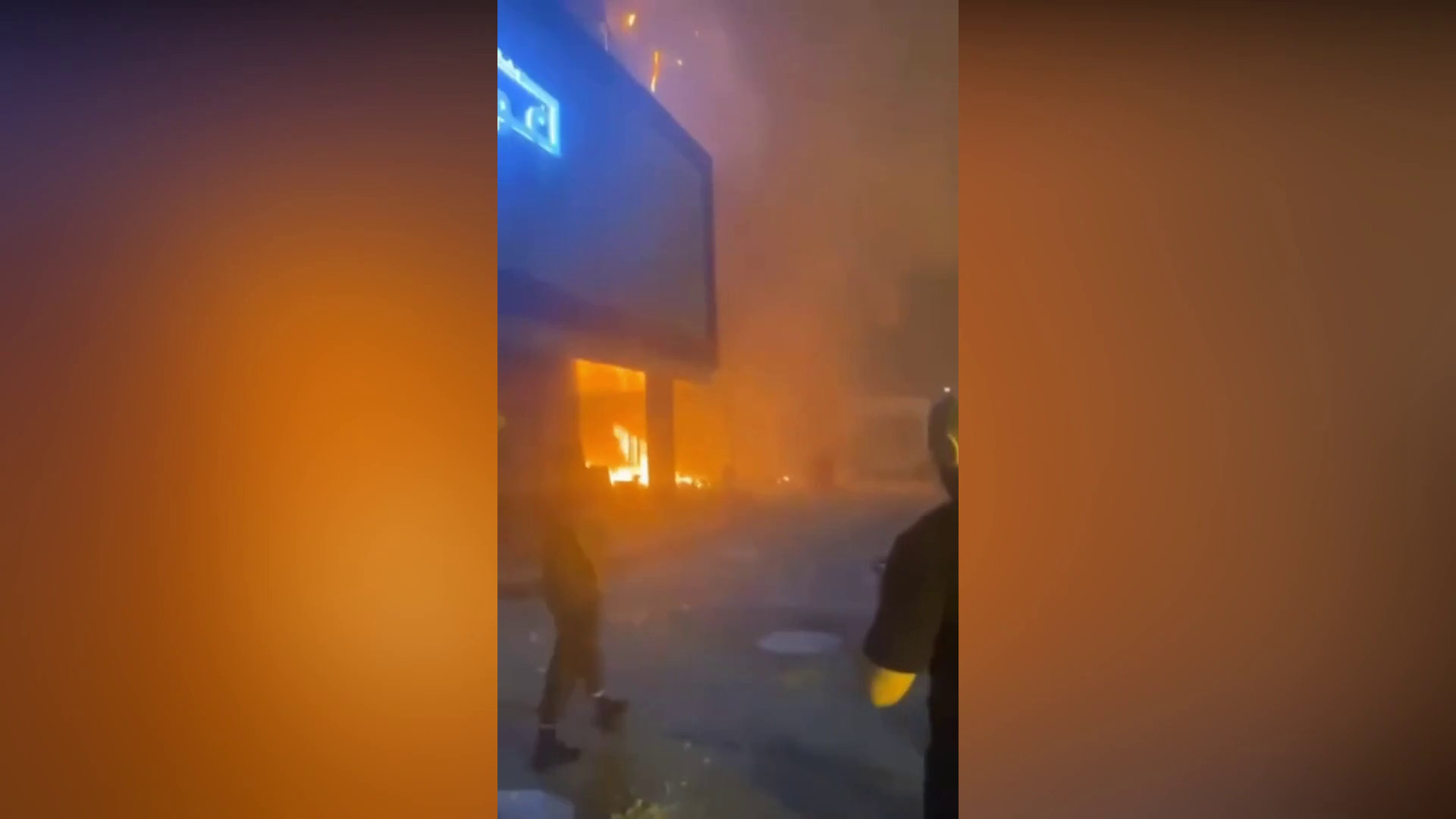 Libia, tifosi incendiano gli uffici del governo di unit&agrave; nazionale a Tripoli