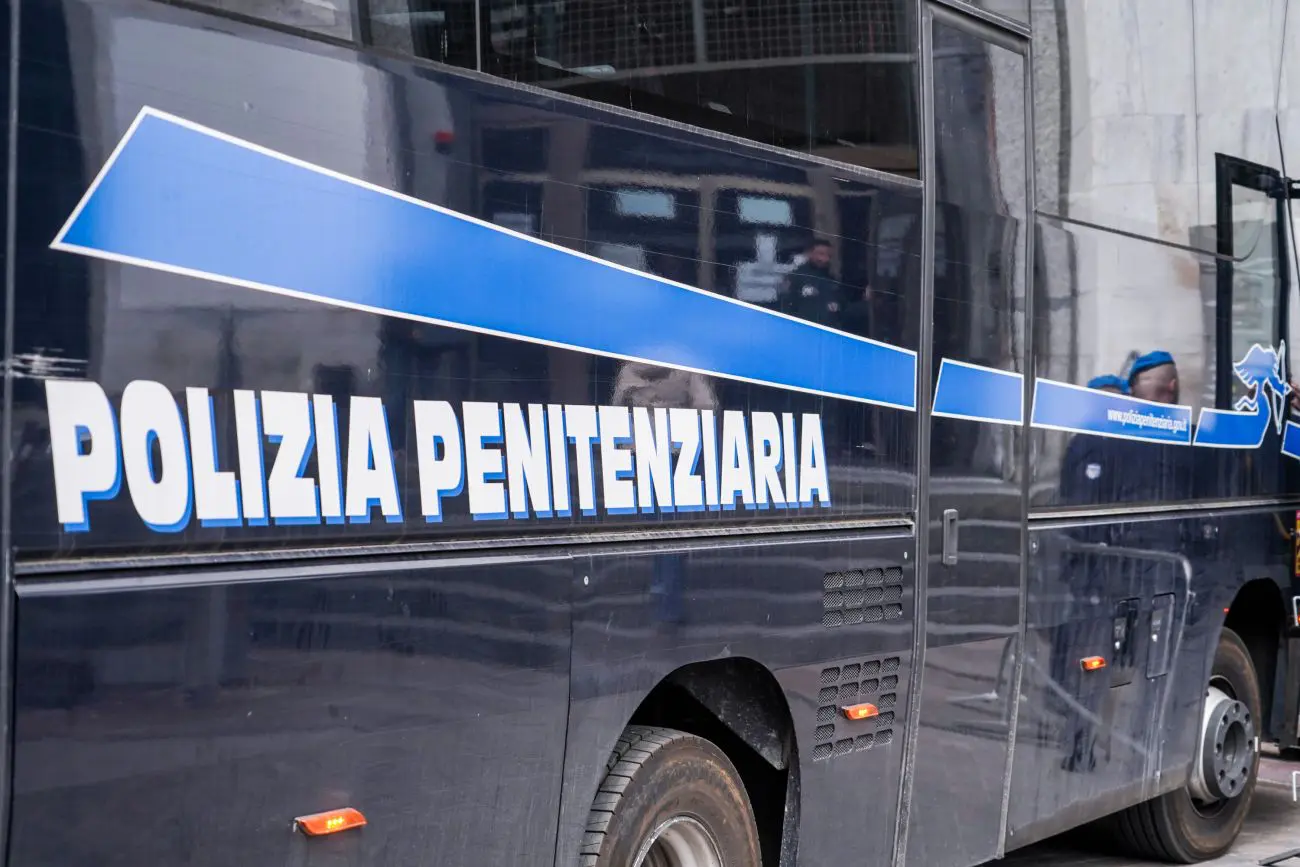 Barcellona Pozzo di Gotto, droga e cinque cellulari sequestrati nel campo sportivo del carcere