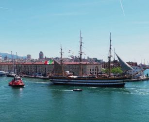 La Nave Amerigo Vespucci salpa dal Porto di Genova, le immagini dal drone
