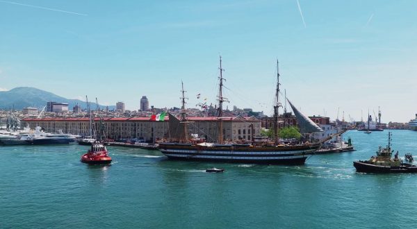 La Nave Amerigo Vespucci salpa dal Porto di Genova, le immagini dal drone