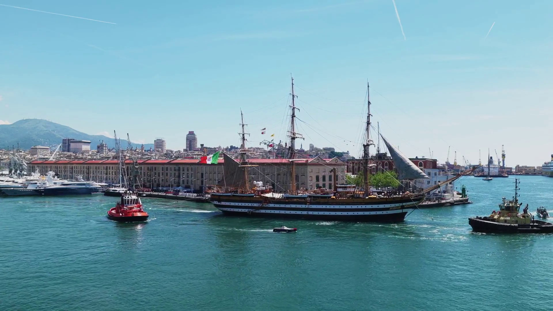 La Nave Amerigo Vespucci salpa dal Porto di Genova, le immagini dal drone