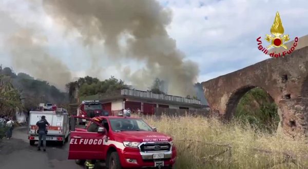 Vasto incendio a Catania nella zona della Timpa di Leucatia