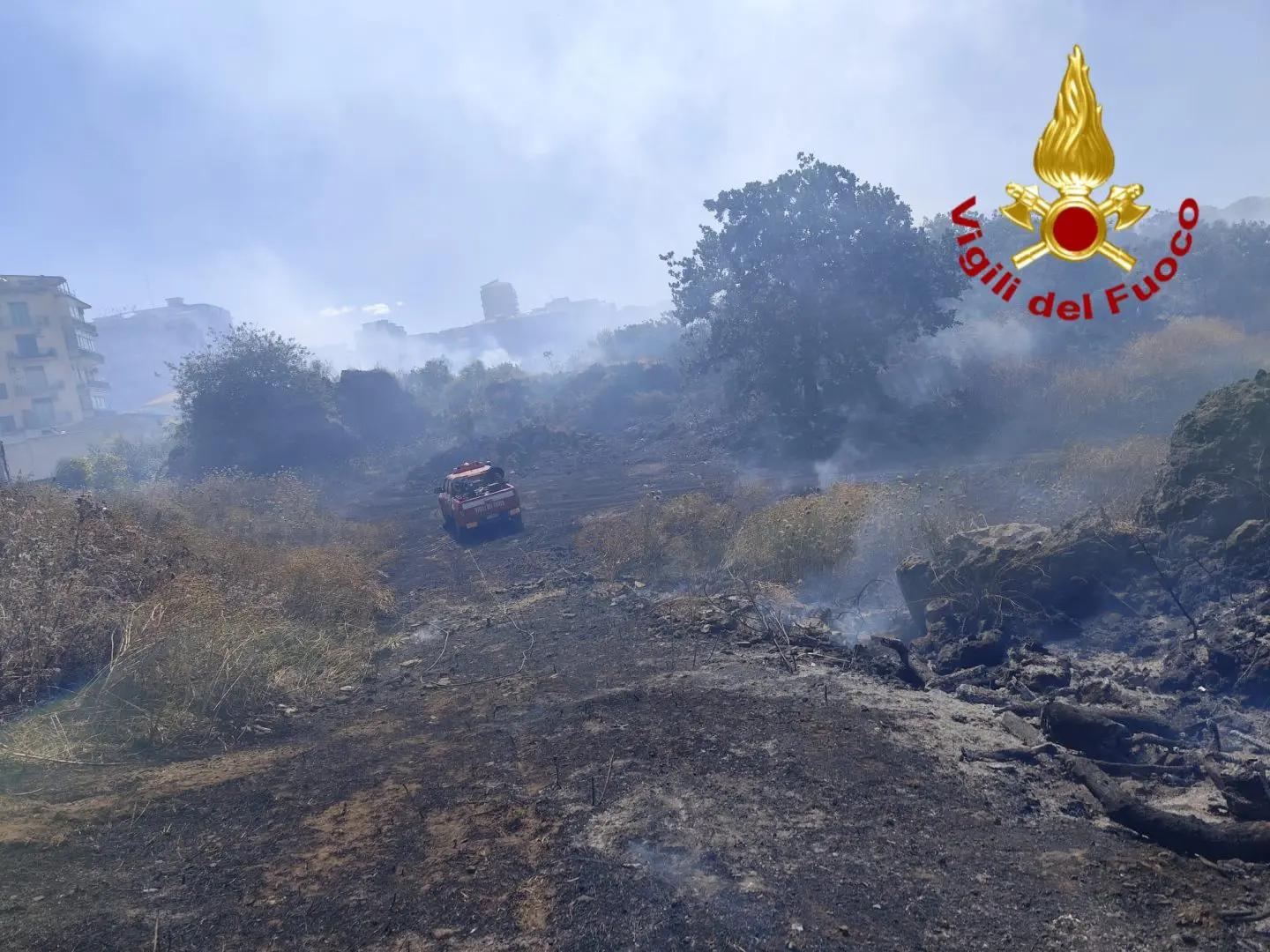 Incendio a Catania, vasto rogo di sterpaglie nell&rsquo;area della &ldquo;Susanna&rdquo;