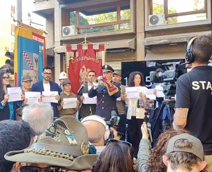 34 anni fa la strage di Capaci, il minuto di silenzio all'albero Falcone
