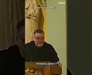 "Sono Papa Leone" ma l'impiegata del servizio clienti della banca mette giu' comunque #ansa #news