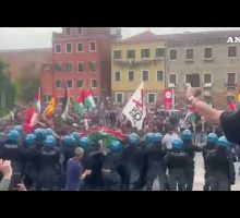 Venezia, tensioni al corteo contro la presenza di Israele alla Biennale#ansa #news