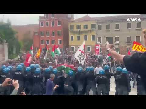 Venezia, tensioni al corteo contro la presenza di Israele alla Biennale#ansa #news