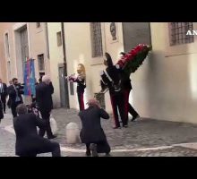 Aldo Moro, Mattarella depone una corona di fiori in via Caetani#ansa #news