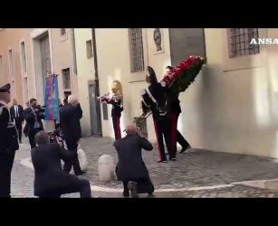 Aldo Moro, Mattarella depone una corona di fiori in via Caetani#ansa #news