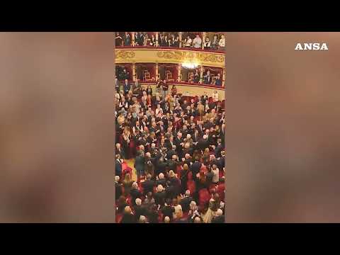 Standing ovation per il presidente Mattarella alla Scala #ansa #news
