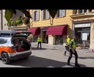 Falcia in auto una decina di pedoni e accoltella un passante a Modena, fermato#ansa #news