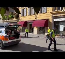 Falcia in auto una decina di pedoni e accoltella un passante a Modena, fermato#ansa #news