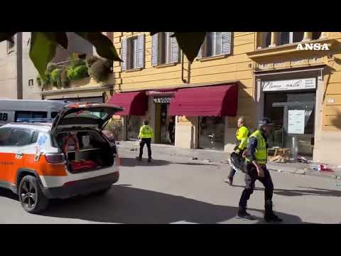 Falcia in auto una decina di pedoni e accoltella un passante a Modena, fermato#ansa #news