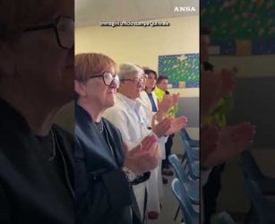Mattarella e Meloni ringraziano i medici e chi ha bloccato l'aggressore di Modena #ansa #news