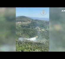 Fiamme sul Monte Faeta, in azione tre canadair e due elicotteri antincendio#ansa #news