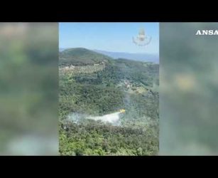 Fiamme sul Monte Faeta, in azione tre canadair e due elicotteri antincendio#ansa #news
