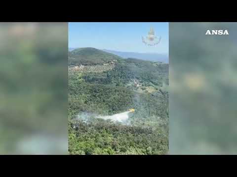 Fiamme sul Monte Faeta, in azione tre canadair e due elicotteri antincendio#ansa #news