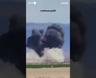 Scontro tra due jet durante uno show in Idaho, salvi i piloti #ansa#news