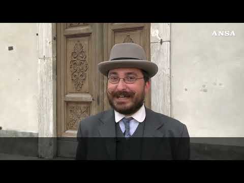 Baffi, panciotto e tabarro: Ivan Mecca, il professore della Belle e'poque #ansa #news
