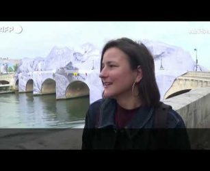 L'artista JR trasforma il Pont Neuf di Parigi in una grotta #ansa #news