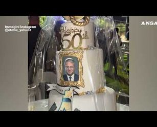 Torta di compleanno con un cappio per il ministro israeliano Ben Gvir#ansa #news
