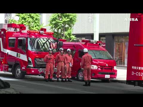 Tokyo, uomo spruzza una sostanza nociva in un centro commerciale: 20 i feriti #ansa #news