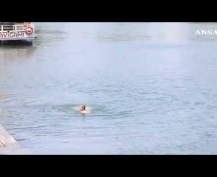Caldo a Milano, bagno nel Naviglio della Darsena per cercare refrigerio