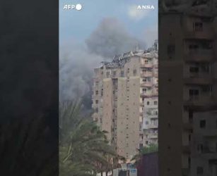 Israele attacca il Libano, raid aerei su Tiro #ansa #news