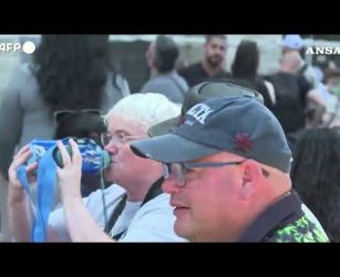 Caldo a Roma, i turisti cercano riparo davanti al Colosseo