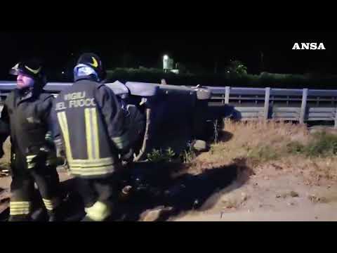 Tragica fuga dal posto di blocco, l’auto ribaltata oltre il guard-rail