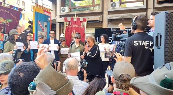 Strage di Capaci, ragazzi leggono i nomi delle vittime all’albero Falcone