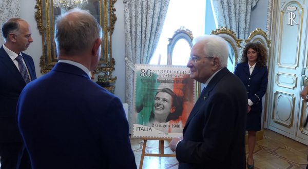 Presentato a Mattarella il francobollo per l’80° anniversario della Repubblica