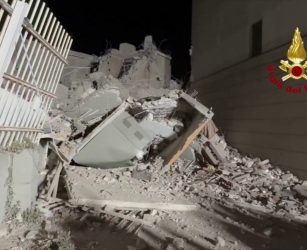 Napoli, nella notte crolla una porzione della Vela rossa di Scampia: le immagini
