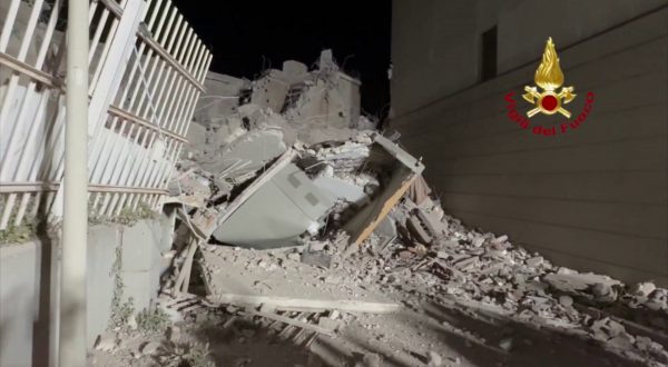 Napoli, nella notte crolla una porzione della Vela rossa di Scampia: le immagini