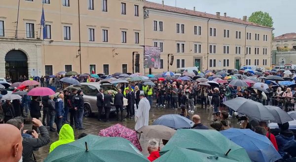 Addio a Zanardi: migliaia di persone ai funerali di Alex a Padova
