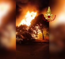 Un incendio distrugge un centro di autodemolizione nel Milanese