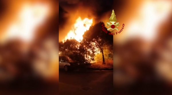 Un incendio distrugge un centro di autodemolizione nel Milanese