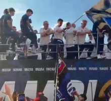 Inter campione d'Italia, &egrave; festa sul pullman scoperto lungo le vie di Milano