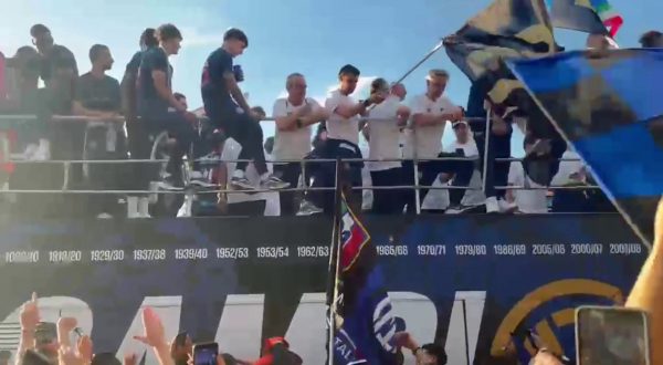 Inter campione d’Italia, è festa sul pullman scoperto lungo le vie di Milano