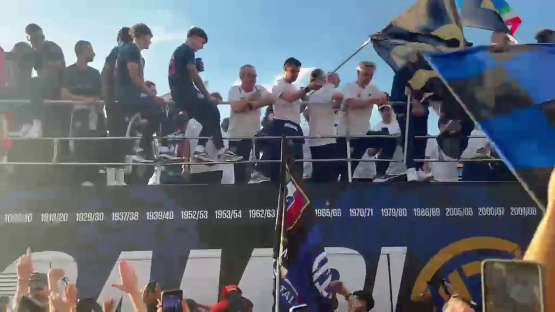 Inter campione d'Italia, &egrave; festa sul pullman scoperto lungo le vie di Milano