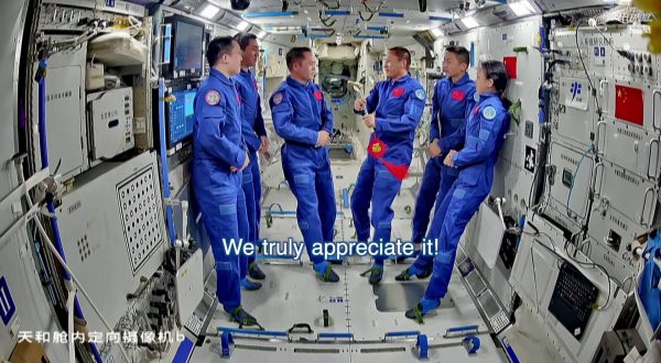 Gli astronauti della Shenzhou-21 completano il passaggio di consegne