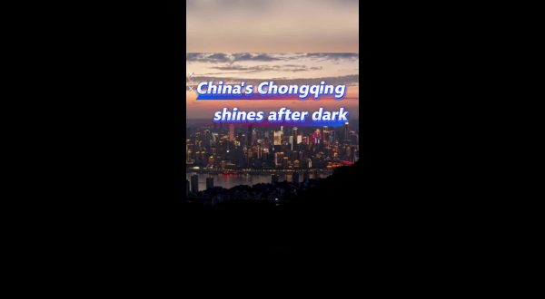 Cina, la città di Chongqing illumina la notte con paesaggi di luci