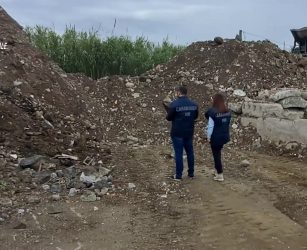 Traffico illecito di rifiuti, 2 arresti e 9 indagati tra Napoli e Caserta