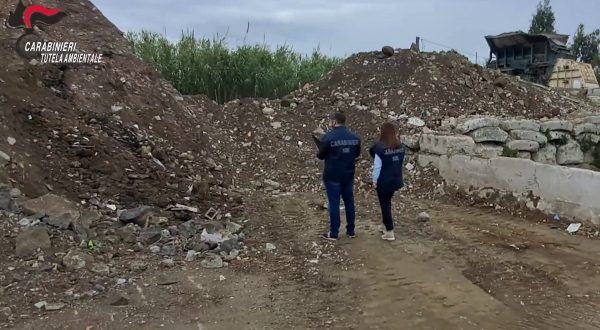 Traffico illecito di rifiuti, 2 arresti e 9 indagati tra Napoli e Caserta