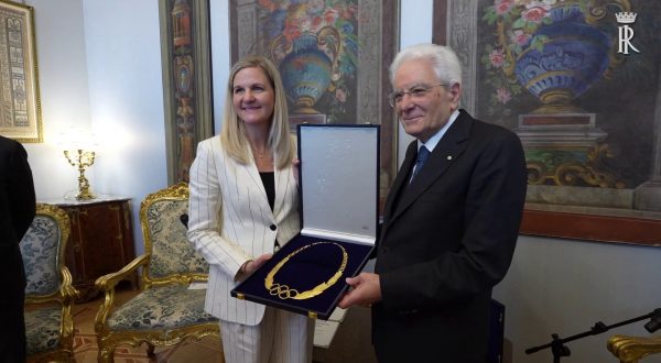 Mattarella riceve il Collare Olimpico da presidente del Cio Coventry
