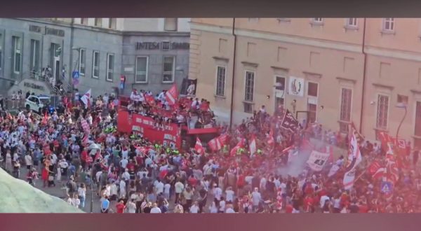 Festa Monza per la promozione in Serie A, le immagini del pullman scoperto