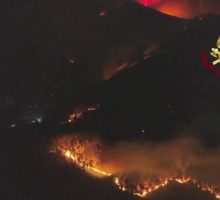 Fiamme sul Monte Faeta, focolai attivi sul versante Pisano: le immagini