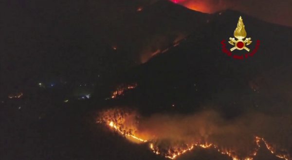 Fiamme sul Monte Faeta, focolai attivi sul versante Pisano: le immagini